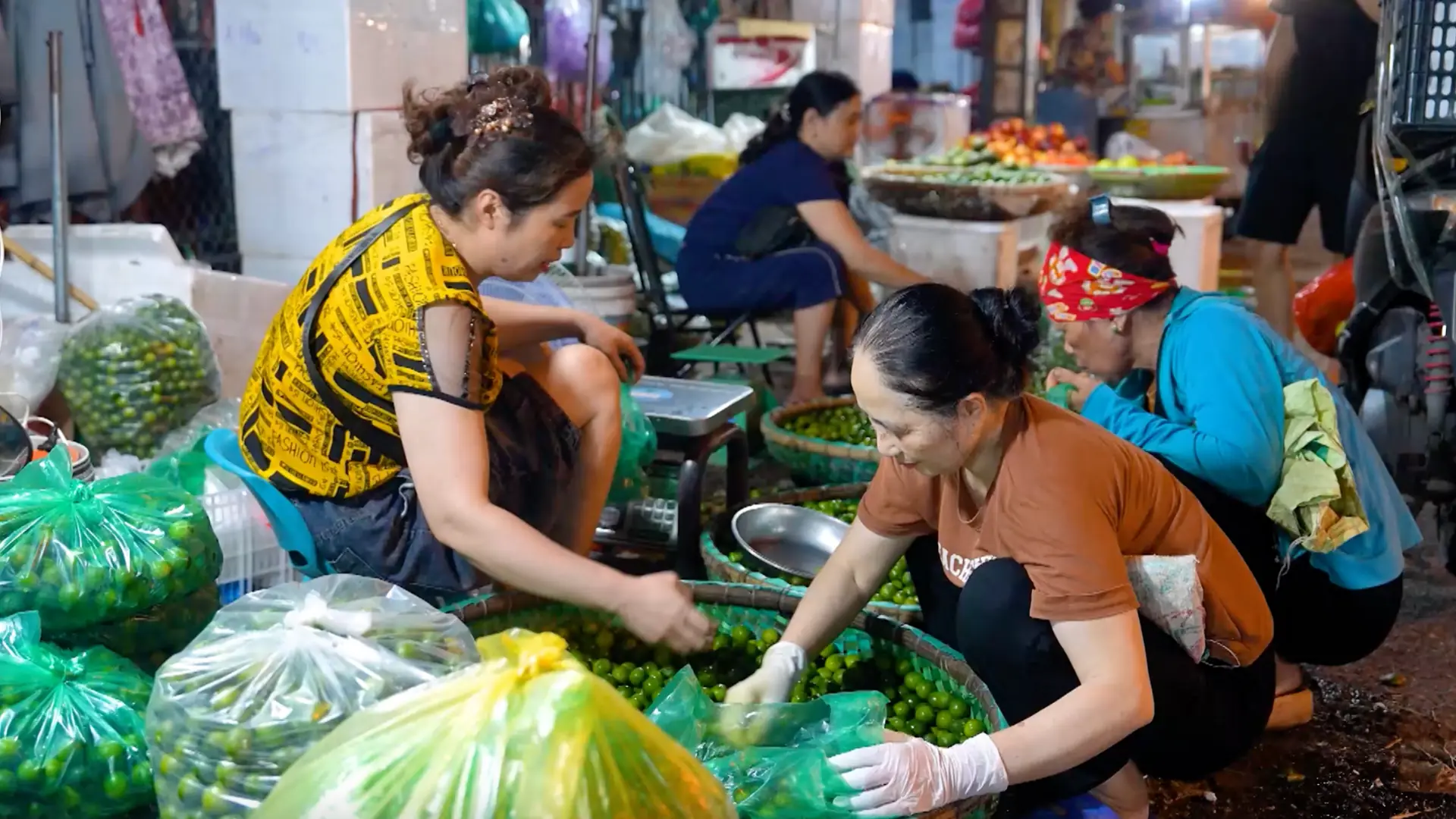 Thức cùng chợ đêm Long Biên | Hà Nội đến để yêu | 12/09/2025
